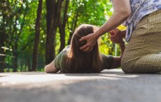 Epileptik tutmalarda təhlükəli SƏHVLƏR - Necə ilk yardım göstərmək olar?