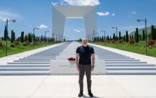 İlham Əliyev Xankəndi şəhərində Zəfər tağının önünə gül dəstələri düzdü - FOTO