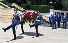 Slovakiya Prezidenti Bakıda şəhidlərin xatirəsini andı &ndash; FOTO