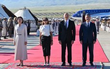 Prezident və xanımını &ldquo;Yaşa mənim xalqım&rdquo;la qarşıladılar - VİDEO