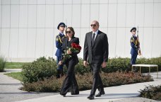 İlham Əliyev Bakıdakı Zəfər parkında şəhidlərin xatirəsini ehtiramla yad etdi - FOTO