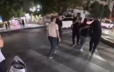Özünü maşının altına atdığı iddia edilən şəxs serebral iflic xəstəsi imiş... &ndash; FOTO/VİDEO