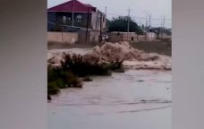 Sumqayıtda kəmər partladı: Evləri su basdı - VİDEO