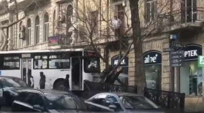Bakının mərkəzində QƏZA: Avtobus ağaca çırpıldı - VİDEO