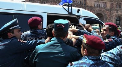 İrəvanda etiraz: Şəhərin mərkəzinə polis qüvvələri gətirilir
