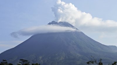 İndoneziyada vulkan PÜSKÜRÜB - VİDEO
