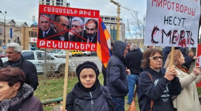 İrəvanda AKSİYA: “Rusiya işğalçıları, Ermənistandan çıxın” - FOTO