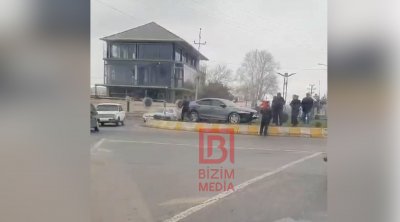 Göyçayda AĞIR QƏZA - Avtomobil bardürə ÇIRPILDI - VİDEO