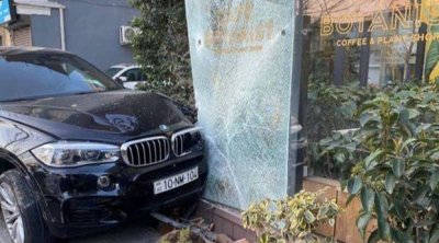 “Prius” sürücüsü qəfil manevr etdi, “BMW” restorana çırpıldı - VİDEO 
