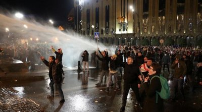 Tbilisidə parlament binası polis və xüsusi təyinatlılar tərəfindən mühasirəyə alınıb - VİDEO 