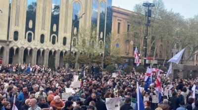 Gürcüstanda etirazçılar parlament binasına daxil olmağa çalışıblar - VİDEO 
