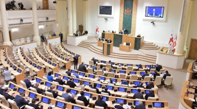 Gürcüstan parlamenti mübahisəli qanun layihəsini birinci oxunuşda qəbul edib