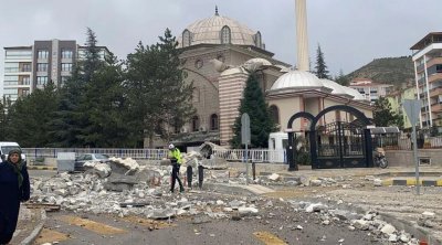 Türkiyədə fırtına məscidin minarəsini uçurdu, küçələri su basdı - VİDEO