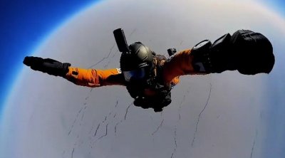 Rus paraşütçülərdən DÜNYA REKORDU – 10,500 metrdən belə tullandılar – VİDEO 