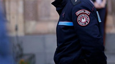 Ermənistanda polis etirazçılara qoşulan deputatları SAXLAYIB