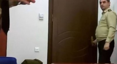 Qeyri-etik videolar çəkən FHN polkovniki yenidən MƏHKƏMƏ QARŞISINDA
