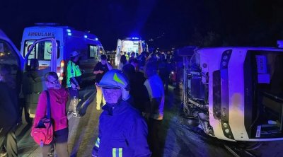 Türkiyədə şagirdlərin olduğu avtobus dərəyə AŞIB - 25 nəfər xəsarət alıb
