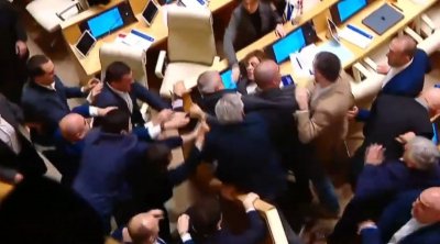Gürcüstan parlamentində deputatlar arasında növbəti DAVA – VİDEO  