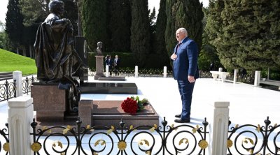 Lukaşenko Heydər Əliyevin məzarını ziyarət etdi - FOTO
