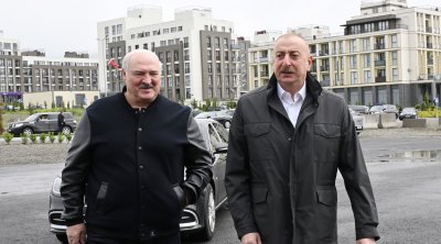 Prezidentlər Azərbaycan ilə Belarusun birgə istehsalı olan avtobusa baxdılar
