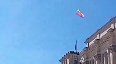 Ukraynalı qaçqın Berlindəki Reyxstaqın üzərinə Rusiya bayrağı asılmış dron buraxıb