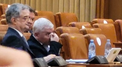 Rumıniya Parlamentində ƏLBƏYAXA DAVA: Deputat həmkarının burnunu dişlədi - VİDEO 