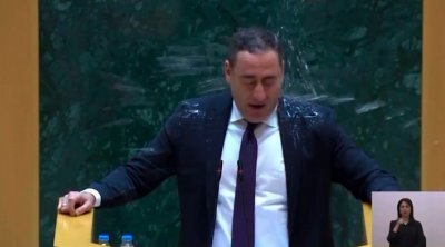 Gürcüstan parlamentində deputatın üstünə su tökdülər – VİDEO 