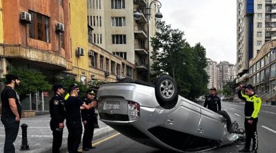 Bakıda sürücü telefona baxdı, avtomobili aşırdı - FOTO