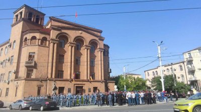 İrəvanda revanşistlər katolikosa görə DİN-in binasının qarşısına toplaşdı - VİDEO