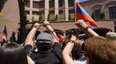 ​​​​​​​Ermənistanda etirazçılar özlərini zəncirlədilər – FOTO/VİDEO  