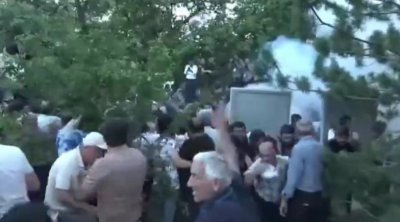 İrəvanda VƏZİYYƏT GƏRGİNDİR: Polis etirazçılara səs bombaları atır - VİDEO