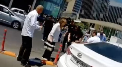 “Crescent Mall”un qarşısında qızla oğlanı maşın vurdu - VİDEO