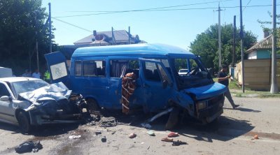 Biləsuvarda mikroavtobusla avtomobil toqquşdu: 12 yaralı – VİDEO 