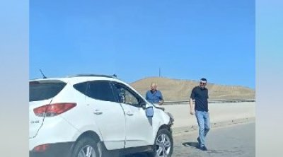 Bakı-Şamaxı yolunda qəza: Avtomobil beton arakəsməyə çırpıldı - VİDEO