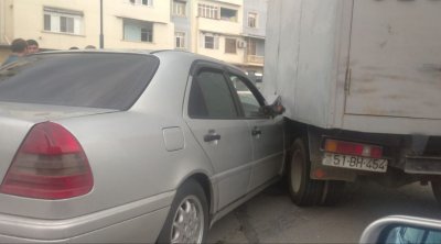 Gəncədə minik avtomobili ilə yük maşını toqquşdu - FOTO
