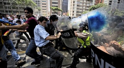 Venesuelada etiraz aksiyaları: 2 min nəfər saxlanıldı