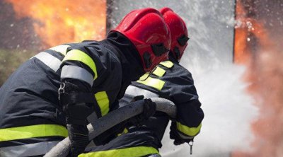 Ucarda bazarda 8 mağaza yanıb