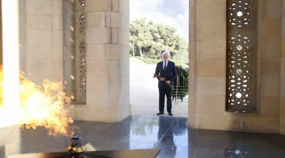 ABŞ səfiri Şəhidlər xiyabanını ziyarət edib – FOTO 