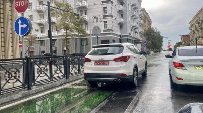 İslandiya səfirliyinə məxsus avtomobil yol hərəkət qaydalarını pozdu - FOTO