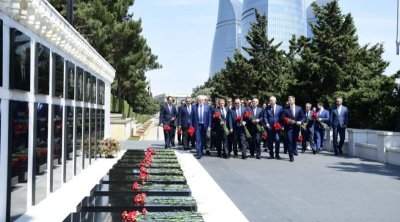 Beynəlxalq parlamentarilər Şəhidlər xiyabanını və "Türk şəhidliyi”ni ziyarət ediblər