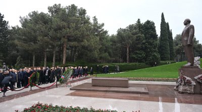 Beynəlxalq Parlament Konfransının iştirakçıları Fəxri xiyabanı ziyarət ediblər - FOTO