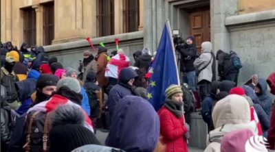 Gürcüstanda seçkiöncəsi GƏRGİNLİK – Etirazçılar parlamentin qarşısına TOPLAŞIR – VİDEO