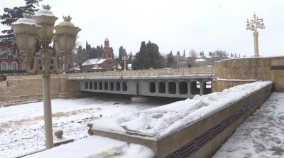 Gəncə şəhərinin mərkəzi küçələrini buz bağlayıb - VİDEO