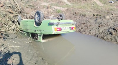 Kürdəmirdə avtomobil su kanalına aşıb, xəsarət alanlar var - FOTO/VİDEO