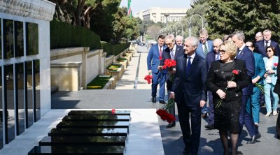 Matviyenko Şəhidlər xiyabanını ziyarət etdi – FOTO