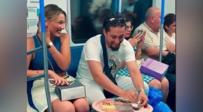 Bakı metrosunda stol açıb, suşi yedilər – VİDEO
