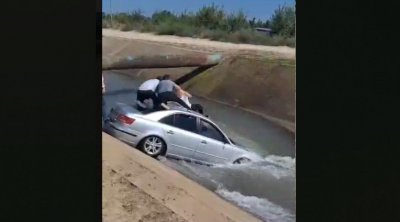 Xaçmazda avtomobil su kanalına düşdü - Maşında uşaq da olub - VİDEO