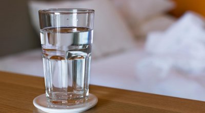 Yeməkdən əvvəl bir stəkan su içməyin orqanizmə təsiri - Həkim açıqladı