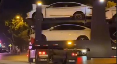 Bakıda yeni avtomobilləri daşıyan TIR qəza törətdi – VİDEO