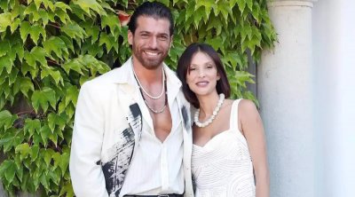 Can Yaman sevgilisi ilə qırmızı xalıda – FOTO